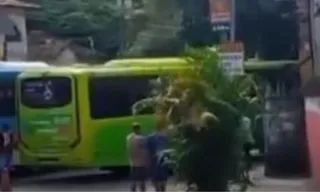 Imagem ilustrativa da imagem Ônibus fora de controle invade loja em Niterói