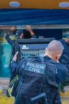 Imagem ilustrativa da imagem Operação contra 'gatonet' tem presos e fuzil apreendido; vídeo