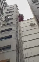 Imagem ilustrativa da imagem Operários pendurados em andaime a 40 metros de altura em Niterói; vídeo