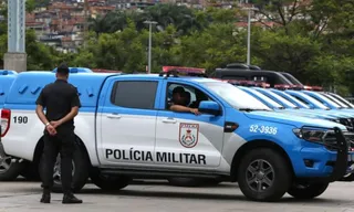 Imagem ilustrativa da imagem PM prende seis criminosos e apreende fuzis e explosivos em comunidades do Rio