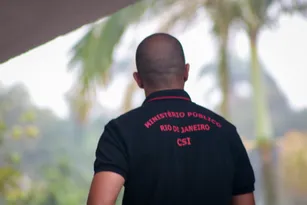 Imagem ilustrativa da imagem PMs são flagrados roubando em megaoperação no Rio