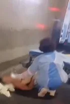 Imagem ilustrativa da imagem Paciente no chão de túnel choca motoristas no Rio; vídeo