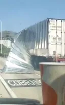 Imagem ilustrativa da imagem Parte de caminhão se solta e causa lentidão na Ponte; vídeo