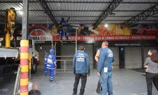 Imagem ilustrativa da imagem Parte de oficina mecânica irregular é demolida na Barra da Tijuca