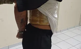 Imagem ilustrativa da imagem Passageira de ônibus é presa com drogas coladas no corpo