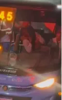 Imagem ilustrativa da imagem Passageiro imobiliza bandido e impede assalto em ônibus no Rio; vídeo