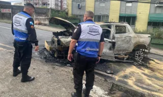 Imagem ilustrativa da imagem Perseguição acaba em acidentes, carro em chamas e presos