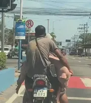 Imagem ilustrativa da imagem Porco é amarrado e levado em moto na Baixada; vídeo