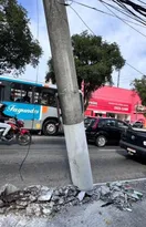Imagem ilustrativa da imagem Poste ameaça cair após acidente e preocupa pedestres em Niterói