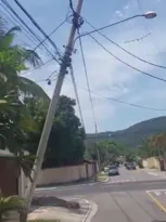 Imagem ilustrativa da imagem Poste ameaça cair sobre rua em Niterói: 'Todos apreensivos'
