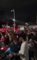 Imagem ilustrativa da imagem Poze do Rodo: alvará de soltura sai e fãs fazem festa na porta do presídio