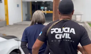 Imagem ilustrativa da imagem Presa 'Barbiezinha de Bangu', que vendia drogas por delivery; vídeo