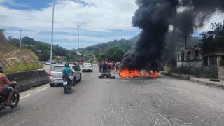 Imagem ilustrativa da imagem Protesto com fogo trava trânsito na RJ-104, sentido Niterói