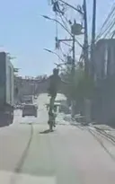 Imagem ilustrativa da imagem Que perigo! Vídeo mostra motociclista 'surfando' no trânsito em Niterói