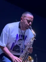 Imagem ilustrativa da imagem Quem é o saxofonista de São Gonçalo que chama atenção de famosos
