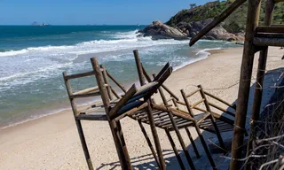 Imagem ilustrativa da imagem Ressaca destrói escadas de quiosques em praia de Niterói