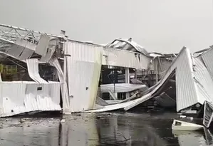 Imagem ilustrativa da imagem Toyota suspende produção no Brasil após chuva destruir fábrica