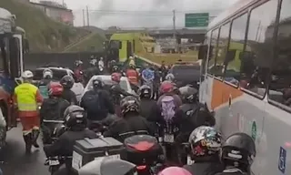 Imagem ilustrativa da imagem Vazamento de gás interdita a Dutra na Baixada; vídeo