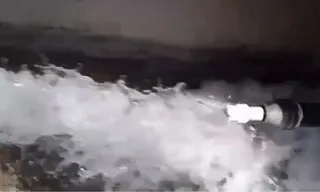 Imagem ilustrativa da imagem Vazamento gigante joga fora milhares de litros d'água em Niterói; vídeo