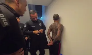 Imagem ilustrativa da imagem Veja momento em que MC Poze do Rodo é preso em mansão