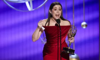 Imagem ilustrativa da imagem Vencedora do Emmy cai com estatueta, mas não perde o humor; vídeo