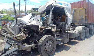 Imagem ilustrativa da imagem Vestido prende em moto e causa batida entre carretas no Rio