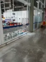 Imagem ilustrativa da imagem Vídeo: bala perdida atinge vidro de supermercado durante tiroteio em SG