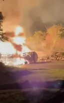Imagem ilustrativa da imagem Vídeo: caminhão-tanque tomba e explode na Serra das Araras