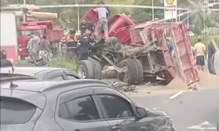 Imagem ilustrativa da imagem Vídeo: caminhão tomba e fecha pista na RJ-106