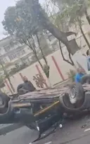 Imagem ilustrativa da imagem Vídeo: carro capota em acidente na RJ-104, em São Gonçalo