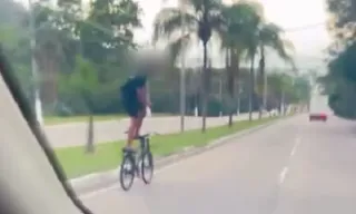 Imagem ilustrativa da imagem Vídeo: ciclista se arrisca em descida perigosa de Niterói