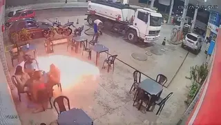 Imagem ilustrativa da imagem Vídeo: cigarro aceso causa incêndio em posto de combustível