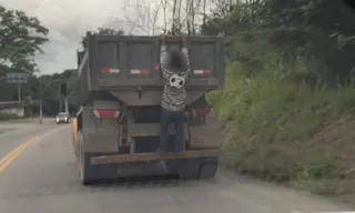 Imagem ilustrativa da imagem Vídeo: homem é flagrado pendurado na traseira de caminhão em Niterói