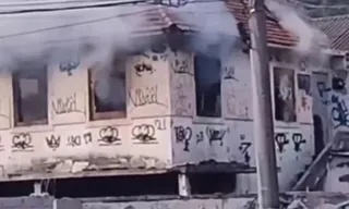 Imagem ilustrativa da imagem Vídeo: incêndio atinge casarão abandonado em Niterói