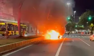 Imagem ilustrativa da imagem Vídeo mostra carro pegando fogo em frente às barcas em Niterói