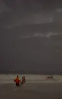 Imagem ilustrativa da imagem Vídeo mostra resgate em ondas gigantes à noite em Niterói