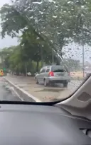 Imagem ilustrativa da imagem Vídeo: motorista é flagrado dirigindo pela calçada em praia de Niterói