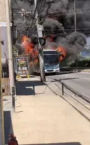 Imagem ilustrativa da imagem Vídeo: ônibus pega fogo no Rio após pane elétrica