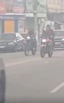 Imagem ilustrativa da imagem Vídeo: suspeitos em motos assustam motoristas em São Gonçalo