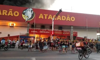 Imagem ilustrativa da imagem Vídeos: incêndio de grandes proporções atinge Atacadão