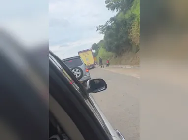 Imagem ilustrativa da imagem Acidente entre carro e moto causa engarrafamento na BR-101; vídeo