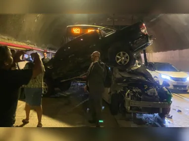 Imagem ilustrativa da imagem Acidente grave entre ônibus e dois carros no Centro do Rio