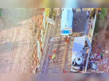 O acidente paralisou a circulação de veículos na Magé- Manilha, na manhã desta quinta (5)