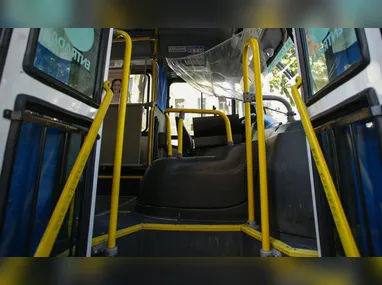 O atirador chega de moto e dispara contra a caminhonete onde estavam as vítimas em Mangaratiba