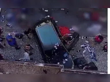 Imagem ilustrativa da imagem Carro atropela pedestres e invade loja no Centro do Rio; vídeo