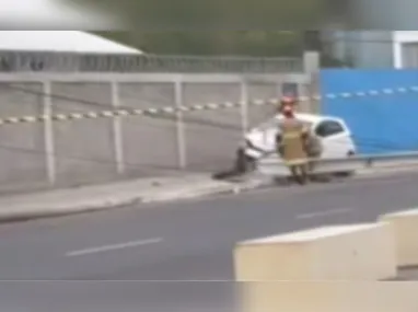 Imagem ilustrativa da imagem Carro bate em poste e causa estragos em Niterói; um ferido