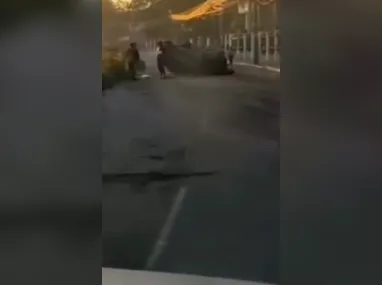 Imagem ilustrativa da imagem Carro capota ao atingir grade de cemitério na RJ-104 em SG; vídeo