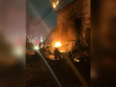 Imagem ilustrativa da imagem Carro pega fogo após explodir perto de hospital em SG; vídeo