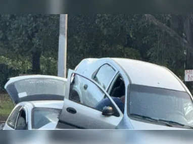 Carro em cima do outro chamou atenção de motoristas