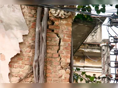 Imagem ilustrativa da imagem Casarões abandonados: um perigo nas ruas de Niterói